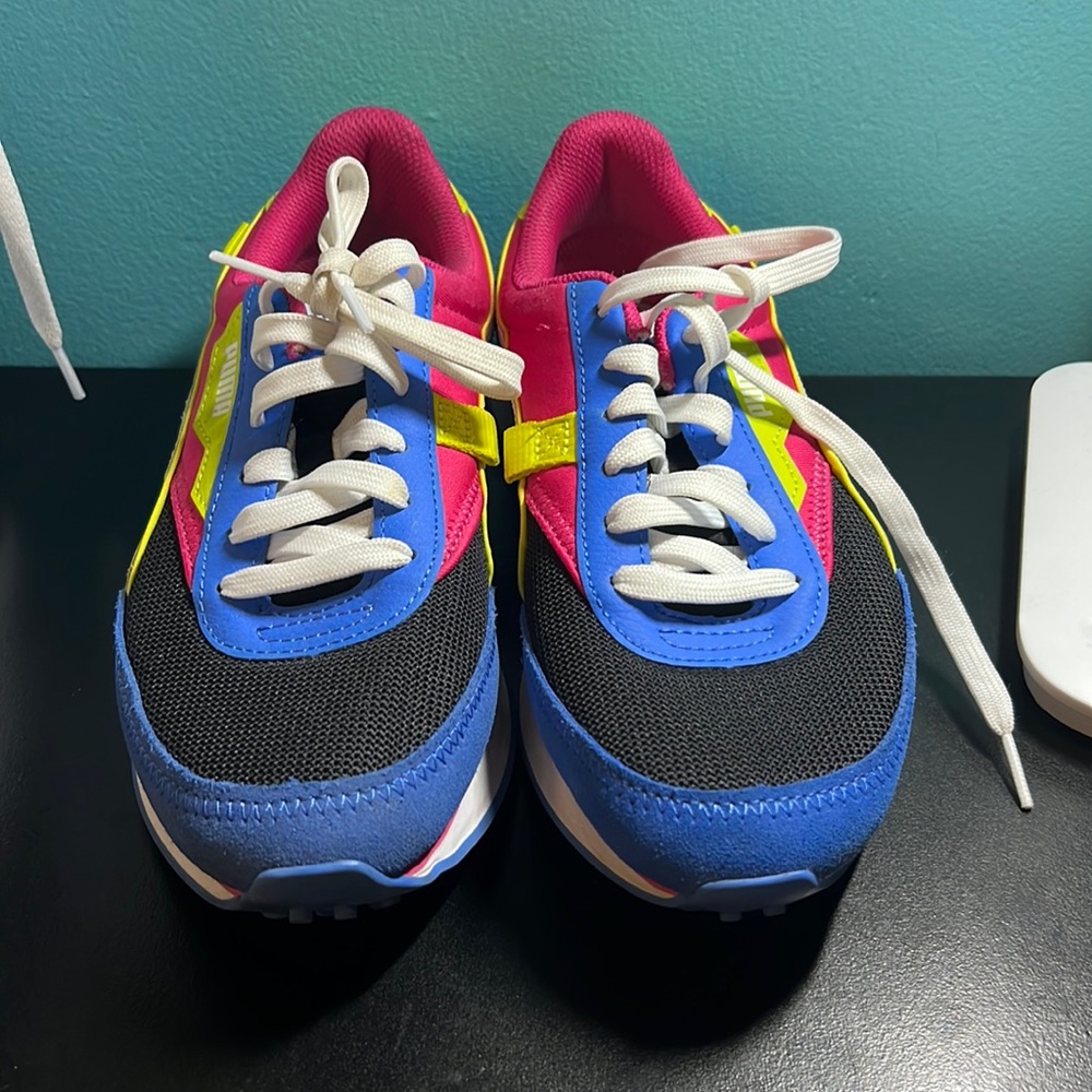 Womens Pumas Size 8